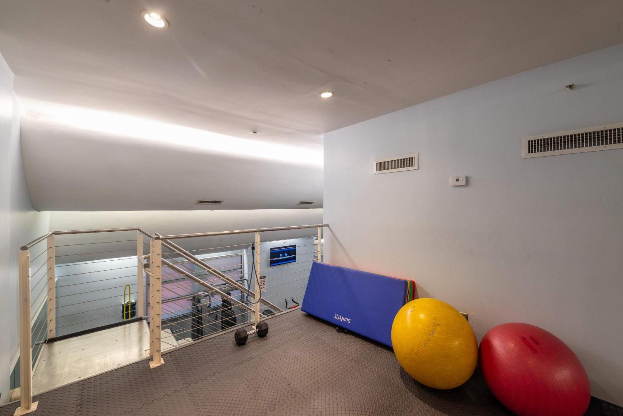 Centrally Located 2 Bdr W Gym & * New York
