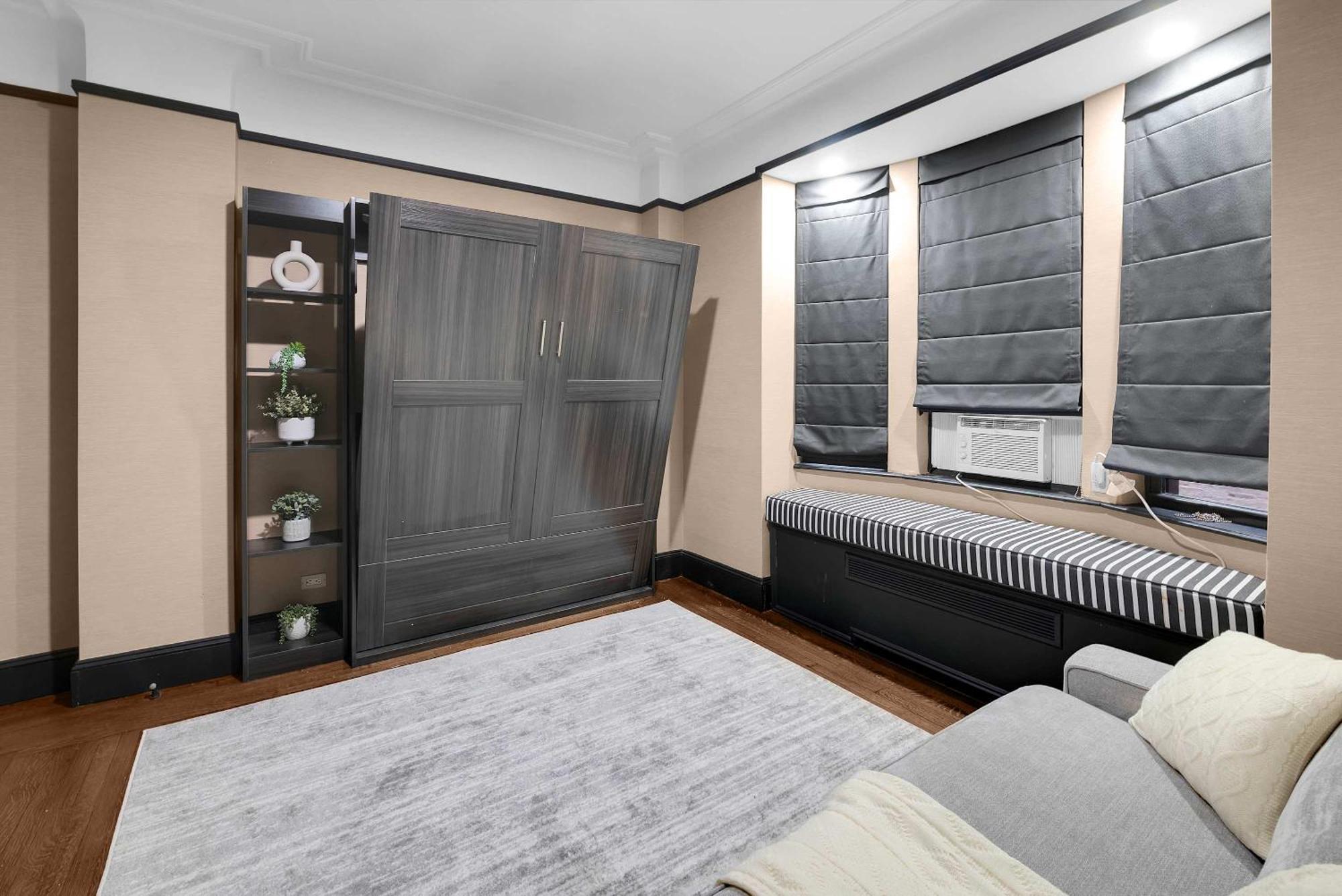 Centrally Located 2 Bdr W Gym & Apartment